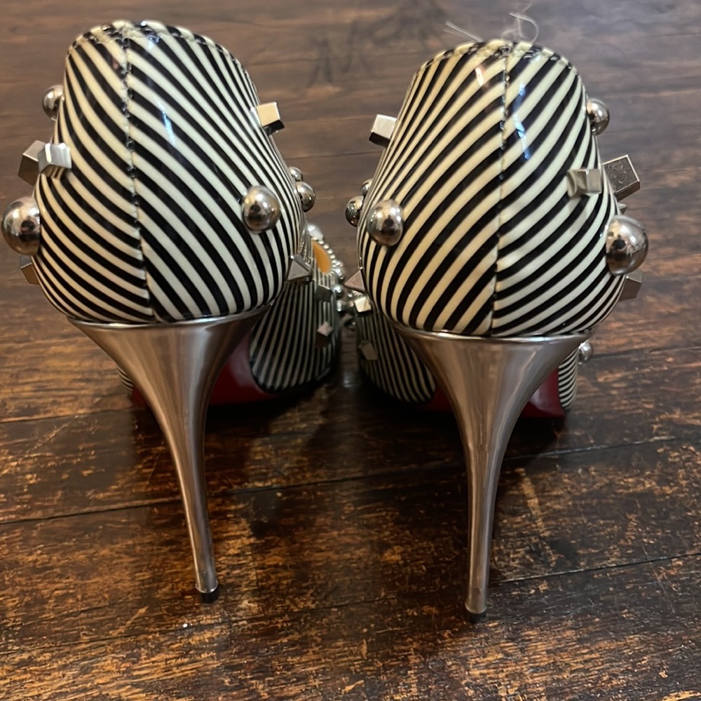 Heels - Picture 2 of 3